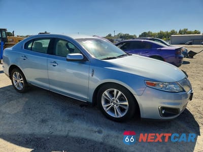 Czwarte zdjęcie samochodu z boku: 2009 LINCOLN MKS VIN:1LNHM93R99G612011 - miniatura