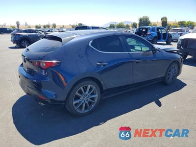 Trzecie zdjęcie samochodu z tyłu: 2023 MAZDA 3 PREFERRED VIN:JM1BPALM4P1611775 - miniatura