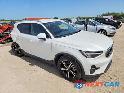 Czwarte zdjęcie samochodu z boku: 2025 VOLVO XC40 CORE VIN:YV4L12UJ5S2544331 - miniatura