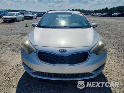 Piąte zdjęcie samochodu w środku: 2015 KIA FORTE LX VIN:KNAFK4A67F5365928 - miniatura