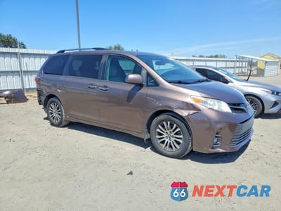Czwarte zdjęcie samochodu z boku: 2018 TOYOTA SIENNA XLE PREMIUM 8-PASSENGER VIN:5TDYZ3DC3JS953170 - miniatura
