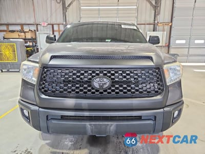 Piąte zdjęcie samochodu w środku: 2016 TOYOTA TUNDRA SR5 VIN:5TFDW5F14GX526890 - miniatura