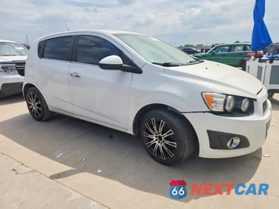 Czwarte zdjęcie samochodu z boku: 2014 CHEVROLET SONIC LTZ VIN:1G1JE6SB7E4108101 - miniatura