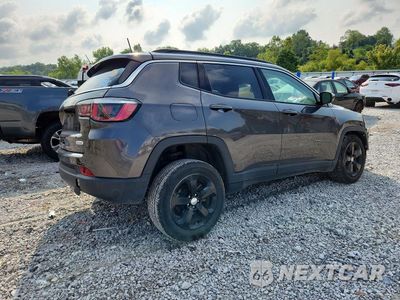 Trzecie zdjęcie samochodu z tyłu: 2018 JEEP COMPASS LATITUDE VIN:3C4NJDBB0JT143009 - miniatura