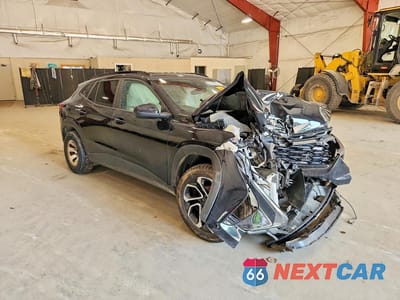 Czwarte zdjęcie samochodu z boku: 2025 CHEVROLET TRAX 2RS VIN:KL77LJEP7SC097522 - miniatura