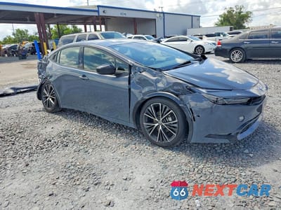 Czwarte zdjęcie samochodu z boku: 2024 TOYOTA PRIUS XLE VIN:JTDACAAU4R3035669 - miniatura