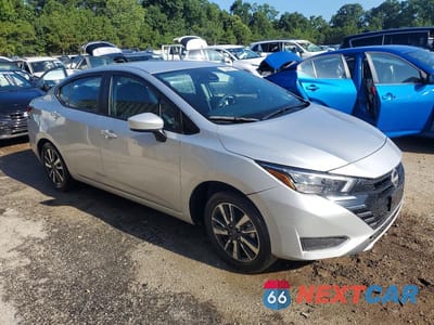 Czwarte zdjęcie samochodu z boku: 2025 NISSAN VERSA SV VIN:3N1CN8EV5SL866089 - miniatura