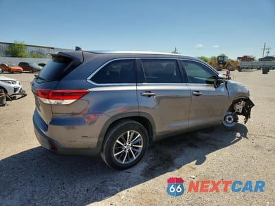 Trzecie zdjęcie samochodu z tyłu: 2018 TOYOTA HIGHLANDER XLE VIN:5TDKZRFH4JS258715 - miniatura