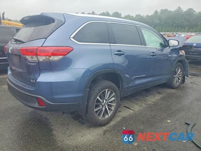 Trzecie zdjęcie samochodu z tyłu: 2019 TOYOTA HIGHLANDER HYBRID XLE VIN:5TDJGRFHXKS054147 - miniatura