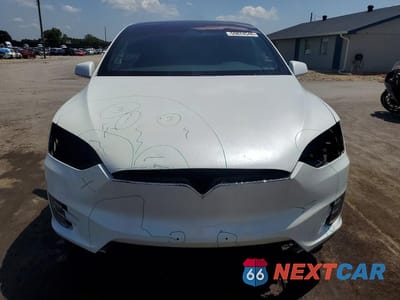 Piąte zdjęcie samochodu w środku: 2018 TESLA MODEL X VIN:5YJXCAE23JF121274 - miniatura