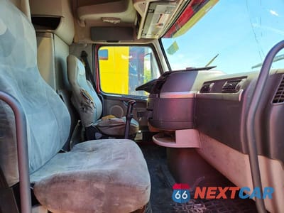 Piąte zdjęcie samochodu w środku: 2008 VOLVO VNL SEMI TRUCK VIN:4V4NC9EJ48N268037 - miniatura