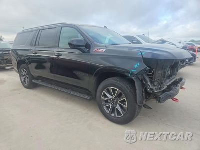 Czwarte zdjęcie samochodu z boku: 2022 CHEVROLET SUBURBAN K1500 Z71 VIN:1GNSKDKD0NR228763 - miniatura