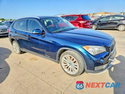 Czwarte zdjęcie samochodu z boku: 2015 BMW X1 SDRIVE28I VIN:WBAVM1C52FVZ93761 - miniatura