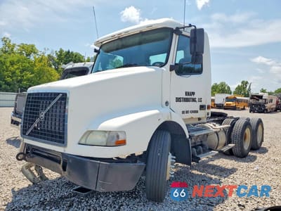 2007 VOLVO VNM SEMI TRUCK 4V4MC9GF67N468260 - główne zdjęcie licytacji z USA - miniatura