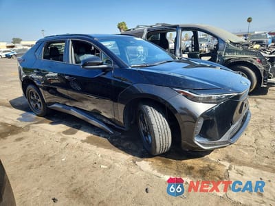 Czwarte zdjęcie samochodu z boku: 2023 TOYOTA BZ4X XLE VIN:JTMAAAAA7PA000547 - miniatura