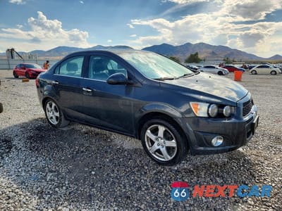 Czwarte zdjęcie samochodu z boku: 2015 CHEVROLET SONIC LTZ VIN:1G1JE5SB0F4106556 - miniatura