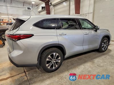Trzecie zdjęcie samochodu z tyłu: 2022 TOYOTA HIGHLANDER XLE VIN:5TDGZRBH6NS578717 - miniatura