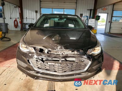 Piąte zdjęcie samochodu w środku: 2018 CHEVROLET CRUZE LT VIN:1G1BE5SM2J7169302 - miniatura
