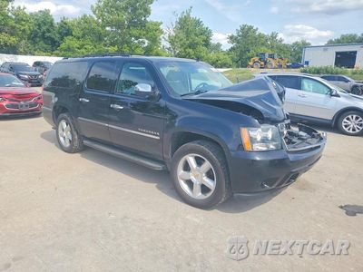 Czwarte zdjęcie samochodu z boku: 2014 CHEVROLET SUBURBAN K1500 LTZ VIN:1GNSKKE72ER177714 - miniatura