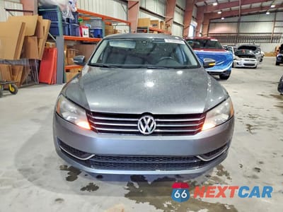 Piąte zdjęcie samochodu w środku: 2013 VOLKSWAGEN PASSAT S VIN:1VWAP7A34DC047339 - miniatura