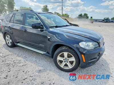 Czwarte zdjęcie samochodu z boku: 2013 BMW X5 XDRIVE35D VIN:5UXZW0C56D0B93632 - miniatura