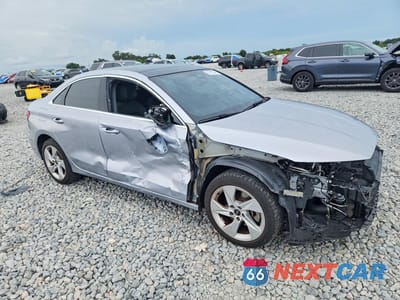 Czwarte zdjęcie samochodu z boku: 2023 AUDI A3 PREMIUM VIN:WAUGUDGY1PA141313 - miniatura