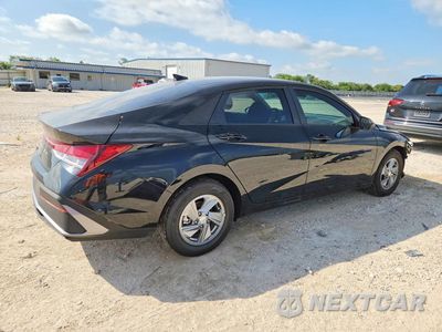 Trzecie zdjęcie samochodu z tyłu: 2026 HYUNDAI ELANTRA SE VIN:KMHLL4DG1TU217374 - miniatura
