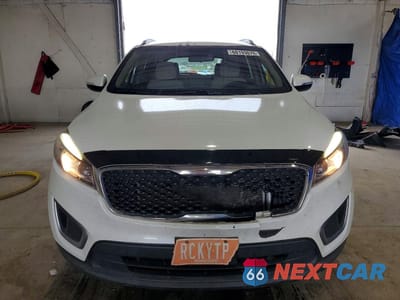 Piąte zdjęcie samochodu w środku: 2016 KIA SORENTO LX V6 VIN:5XYPGDA51GG039017 - miniatura
