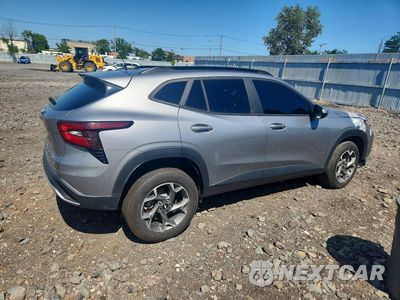 Trzecie zdjęcie samochodu z tyłu: 2024 CHEVROLET TRAX 1LT VIN:KL77LHE26RC040168 - miniatura