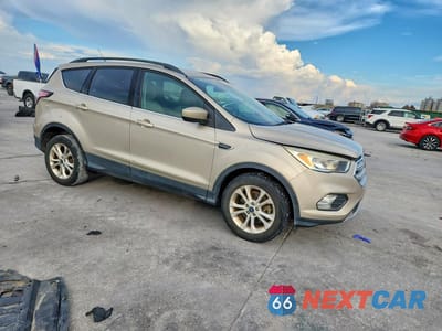 Czwarte zdjęcie samochodu z boku: 2018 FORD ESCAPE SE VIN:1FMCU9GD8JUA66378 - miniatura