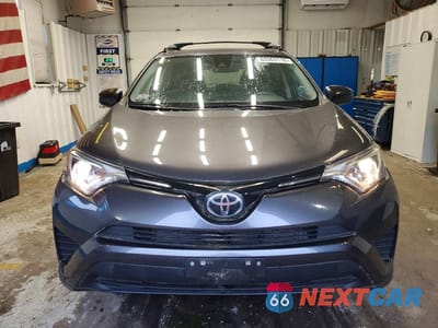 Piąte zdjęcie samochodu w środku: 2017 TOYOTA RAV4 LE VIN:JTMZFREV6HJ706099 - miniatura