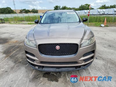 Piąte zdjęcie samochodu w środku: 2017 JAGUAR F-PACE PREMIUM VIN:SADCJ2BN9HA092332 - miniatura
