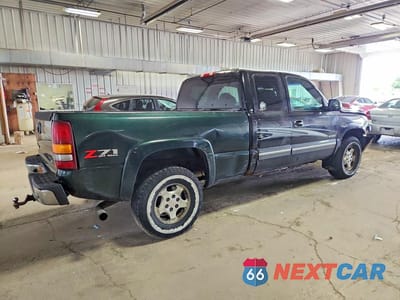 Trzecie zdjęcie samochodu z tyłu: 2002 CHEVROLET SILVERADO K1500 VIN:2GCEK19V321251638 - miniatura