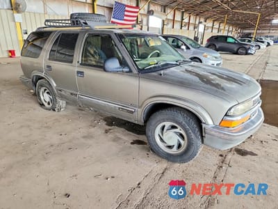 Czwarte zdjęcie samochodu z boku: 1998 CHEVROLET BLAZER VIN:1GNDT13W8W2208632 - miniatura
