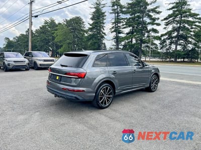 Czwarte zdjęcie samochodu z boku: 2021 AUDI Q7 PREMIUM PLUS VIN:WA1LXAF74MD038150 - miniatura
