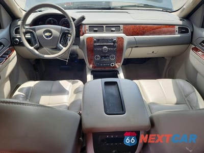 Zdjęcie 8 z 14 samochodu: 2010 CHEVROLET SUBURBAN C1500 LT VIN:1GNUCJE0XAR164240 - miniatura