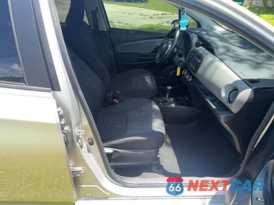 Piąte zdjęcie samochodu w środku: 2016 TOYOTA YARIS 5-DOOR LE VIN:VNKKTUD35GA071024 - miniatura