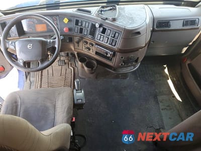 Zdjęcie 8 z 13 samochodu: 2016 VOLVO VNL SEMI TRUCK VIN:4V4NC9EH0GN951364 - miniatura