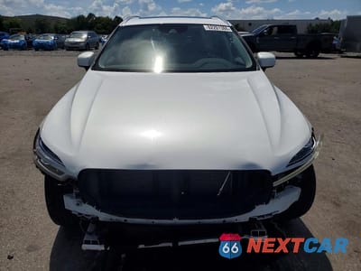 Piąte zdjęcie samochodu w środku: 2018 VOLVO XC60 T6 MOMENTUM VIN:YV4A22RK2J1041687 - miniatura
