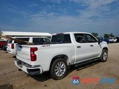 Trzecie zdjęcie samochodu z tyłu: 2025 CHEVROLET SILVERADO K1500 CUSTOM VIN:1GCPKBEK0SZ137582 - miniatura