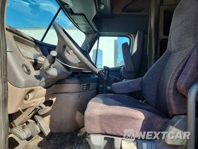 Zdjęcie 7 z 14 samochodu: 2014 FREIGHTLINER CASCADIA SEMI TRUCK VIN:1FUJGLD53ELFH6721 - miniatura