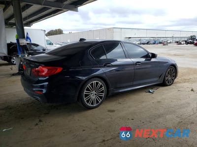 Trzecie zdjęcie samochodu z tyłu: 2019 BMW 540 I VIN:WBAJE5C53KWW31638 - miniatura