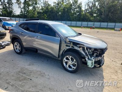 Czwarte zdjęcie samochodu z boku: 2024 CHEVROLET TRAX LS VIN:KL77LFE29RC140723 - miniatura