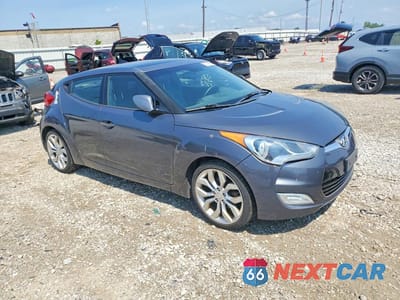 Czwarte zdjęcie samochodu z boku: 2013 HYUNDAI VELOSTER BASE VIN:KMHTC6ADXDU172099 - miniatura