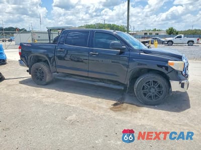 Czwarte zdjęcie samochodu z boku: 2017 TOYOTA TUNDRA SR5 VIN:5TFDW5F19HX676012 - miniatura