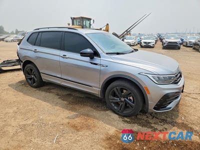 Czwarte zdjęcie samochodu z boku: 2024 VOLKSWAGEN TIGUAN SE R-LINE BLACK VIN:3VV8B7AX8RM117547 - miniatura