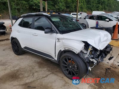 Czwarte zdjęcie samochodu z boku: 2022 HYUNDAI VENUE LIMITED VIN:KMHRC8A34NU163462 - miniatura