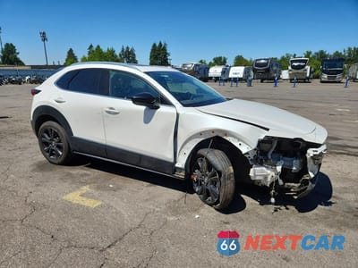 Czwarte zdjęcie samochodu z boku: 2022 MAZDA CX-30 PREMIUM PLUS VIN:3MVDMBEY6NM435513 - miniatura