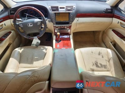 Zdjęcie 8 z 13 samochodu: 2012 LEXUS LS 460 VIN:JTHCL5EFXC5013889 - miniatura