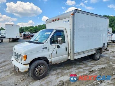 1998 FORD E350 BOX TRUCK 1FDWE37F5WHA00315 - główne zdjęcie licytacji z USA - miniatura